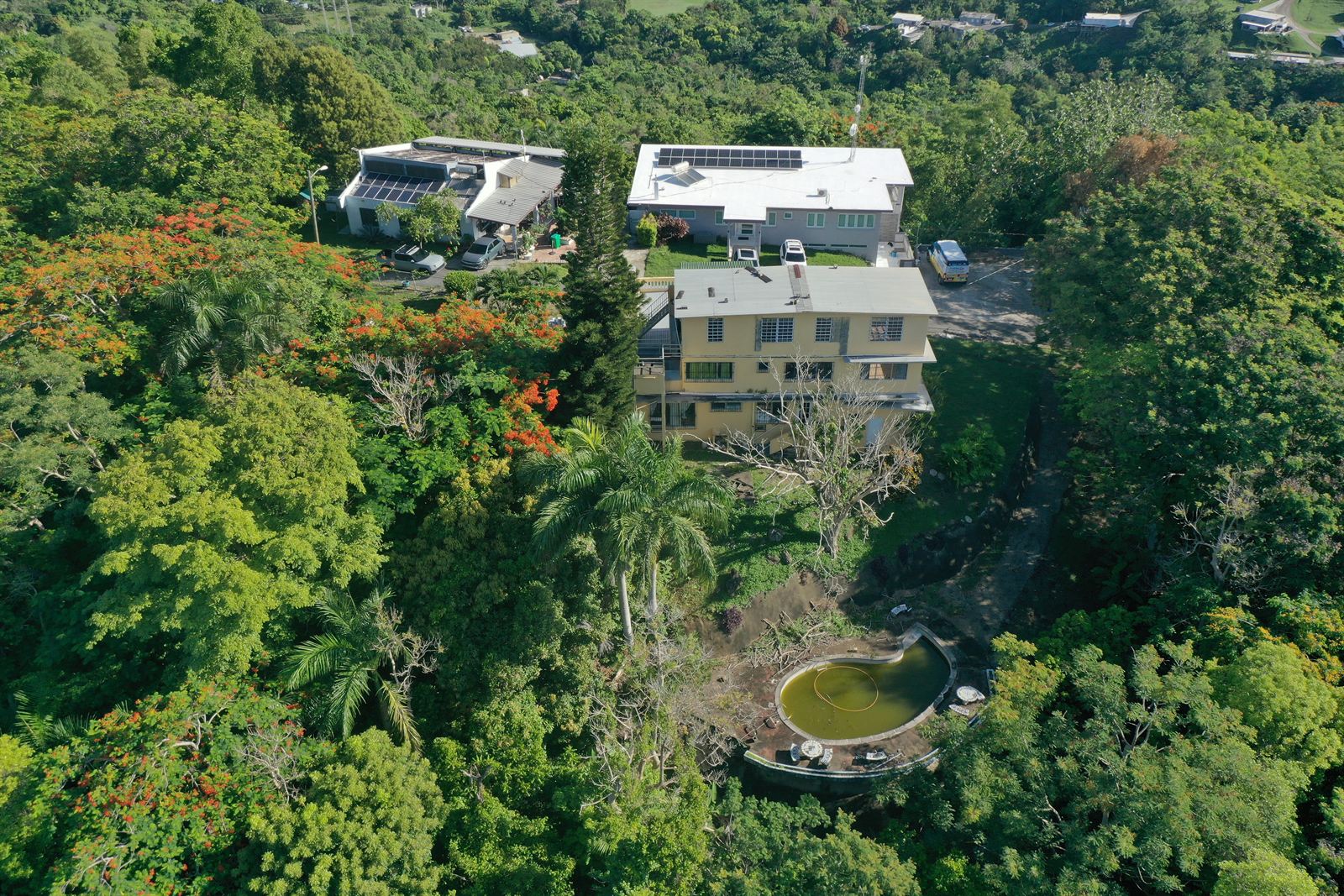 Residencia y piscina